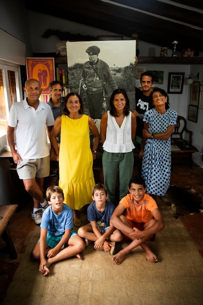 Reunión de la familia Delibes en la cabaña en la que el escritor se aislaba para trabajar en sus novelas, situada junto a la casa de Sedano (Burgos). En la imagen, dos de los hijos de Delibes junto a nietos, familia política y, sentados, tres bisnietos.