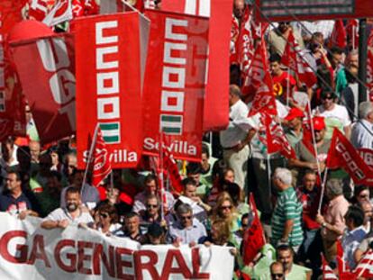30.000 personas han participado en la manifestación convocada en Sevilla contra la reforma laboral.