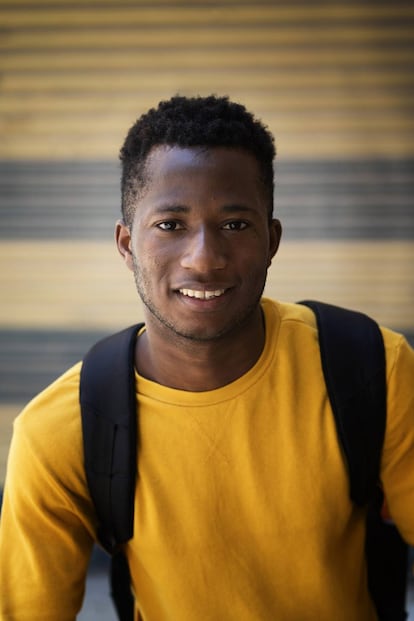 Moussa Mariko, de 18 años, es un extutelado originario de Costa de Marfil. Llegó a España en patera en 2018. Tras pasar por varios centros de menores, ha sido contratado estos días en un almacén de fruta en Lleida.
