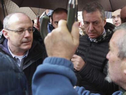 Iñigo Urkullu y Juan Karlos Izagirre conversan eset sábado con un vecino del barrio donostiarra de Martutene durante su visita a las zonas afectadas por las inundaciones.