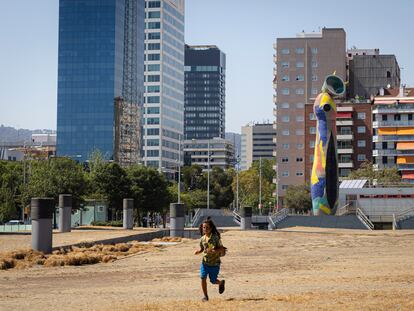 El césped del parque Joan Miró, en Barcelona, completamente seco en una foto tomada en agosto de 2023.