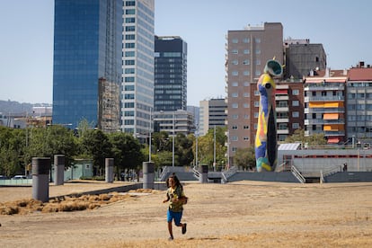 El césped del parque Joan Miró, en Barcelona, completamente seco en una foto tomada en agosto de 2023.