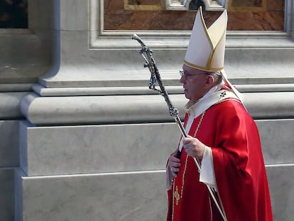 El papa Francisco preside una misa en recuerdo de los cardenales y obispos fallecidos en la basílica de San Pedro, el pasado noviembre.