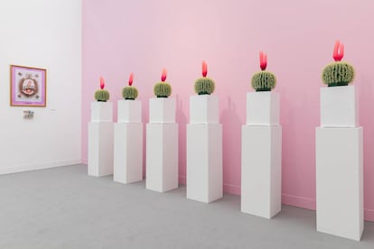 'Kaktus' (1999) y, al fondo a la izquierda, 'San Erectus' (1976-1980). La imagen, de la Frieze de Londres, de Mark Blower.