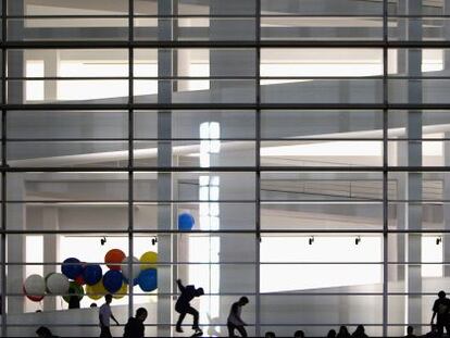 La fachada del MACBA, durante la fiesta de los 25 a&ntilde;os de su creaci&oacute;n.