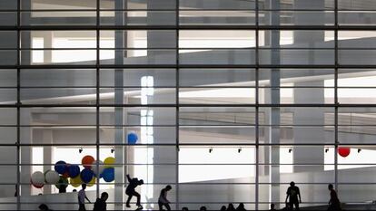 La fachada del MACBA, durante la fiesta de los 25 a&ntilde;os de su creaci&oacute;n.