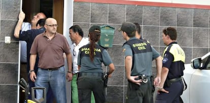 Varias personas, entre ellas tres agentes de la Guardia Civil, en la entrada de la empresa donde fue hallado el cadaver de Leire G.-B en Castro Urdiales.