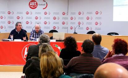 El responsable de Acción Sindical confederal de UGT, Toni Ferrer, y el secretario general del sindicato en Euskadi, Raúl Arza, este lunes en Bilbao.