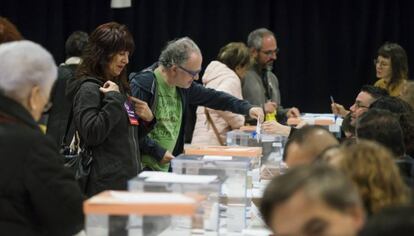 Ciudadanos votando en el barrio de Poble Sec (Barcelona).