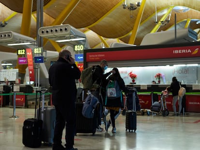 Pasajeros en la terminal T4 del Aeropuerto Adolfo Suárez Madrid-Barajas el 4 de diciembre de 2020.