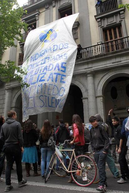 La antigua oficina de empleo <i>okupada</i> ayer tras una marcha contra la precariedad.