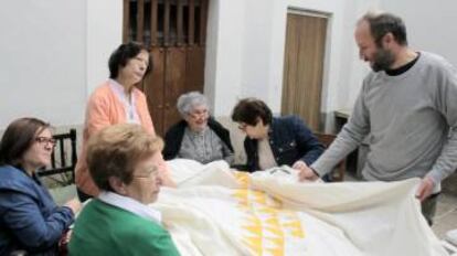 Tanto monta, monta tanto el artista como el artesano. En la foto, Ballester con las bordadoras de Toledo. |