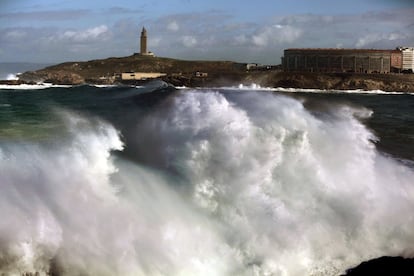 <b>Olas de casi 13 metros.</b> Casi 13 metros de altura alcanzaron las olas en Estaca de Bares el pasado día 3 provocando importantes destrozos en la costa norte de A Coruña y Lugo. Ese mismo día, una ola se tragó a un joven de 15 años en el municipio lucense de Foz. En la imagen, las olas rompen en el paseo marítimo coruñés un día antes del suceso.