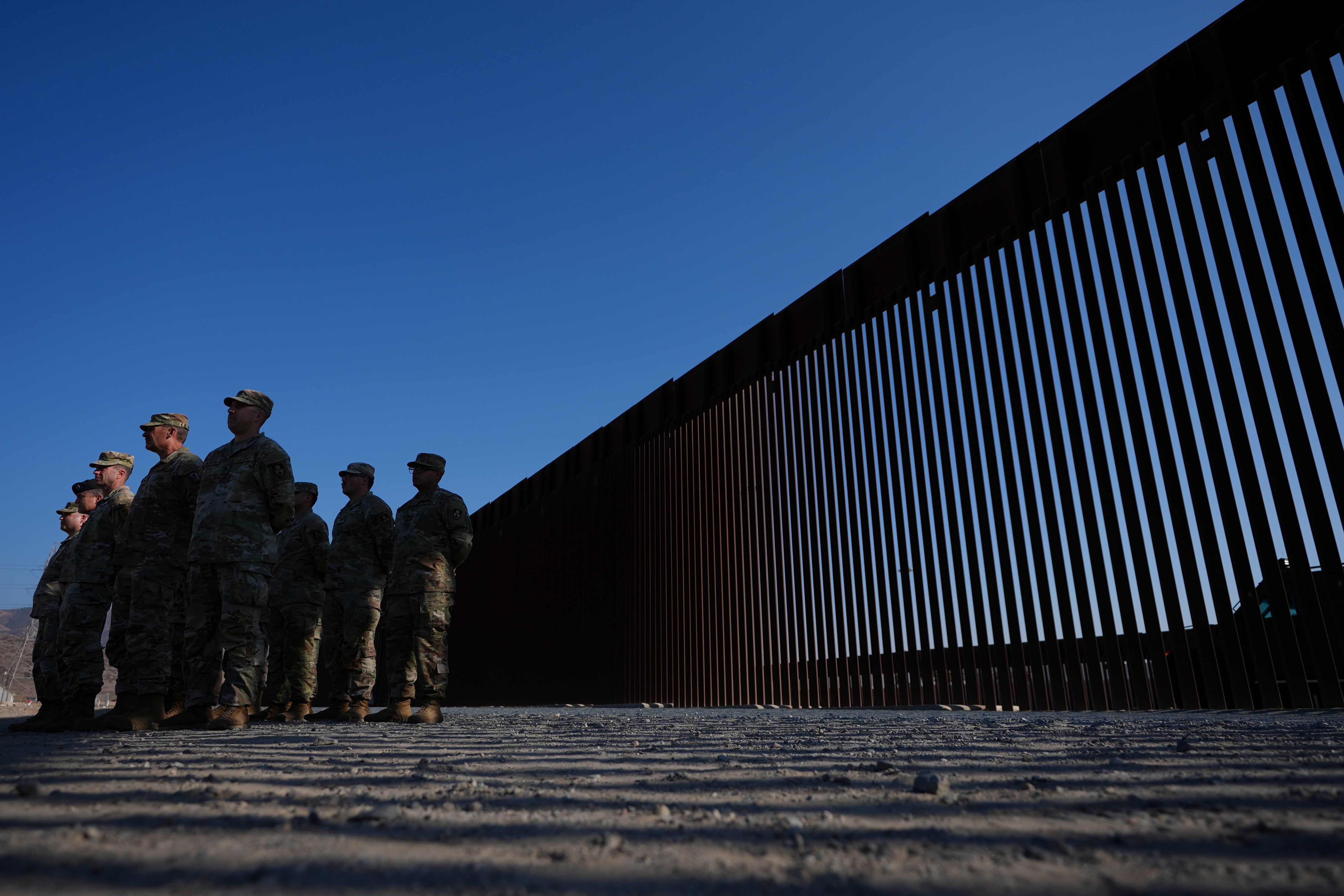 Envío de tropas a la frontera y restricciones a la ciudadanía: las primeras medidas migratorias de Trump