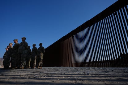 Miembros de la Guardia Nacional de California frente al muro fronterizo con México, en diciembre de 2024, en San Diego. 