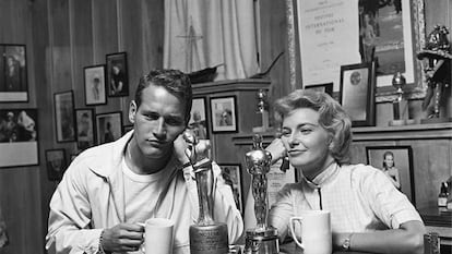 Paul Newman y Joanne Woodward, con el Oscar ganado por la actriz por 'Las tres caras de Eva' (1958).