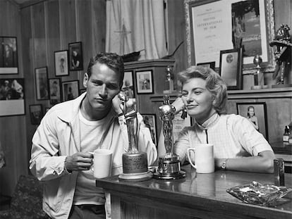 Paul Newman y Joanne Woodward, con el Oscar ganado por la actriz por 'Las tres caras de Eva' (1958).