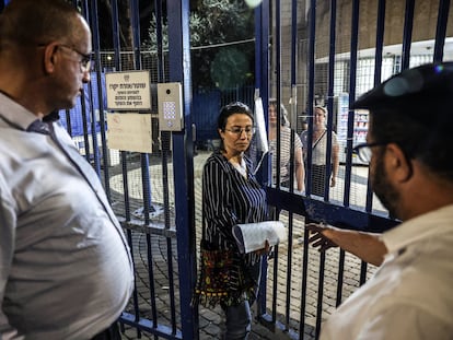 La exdiputada Hanín Zoabi sale de los interrogatorios en la comisaría de Migdal HaEmek, en el norte de Israel, el jueves.