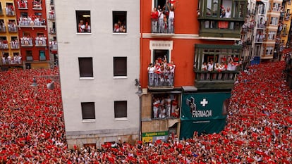 Miles de personas celebran el chupinazo por las calles de Pamplona, este sábado.