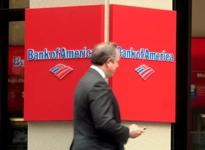 Un hombre pasa delante de una oficina de Bank of America en Nueva York, en mayo de 2009.
