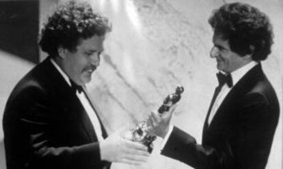 Colin Welland (izquierda) recibe el Oscar en 1982 por &#039;Carros de fuego&#039;.