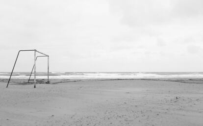 Grao (Castellón). Fotografía de la serie 'Campos de fútbol' (1992-1995).