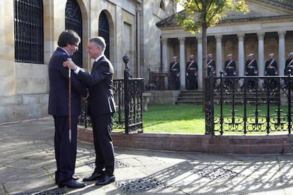 El president Carles Puigdemont (izquierda) felicita a Iñigo Urkullu durante la toma de posesión del lehendakari el pasado noviembre.