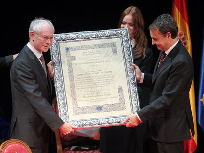 Rodríguez Zapatero (derecha) entrega el premio de Nueva Economía a Herman Van Rompuy.