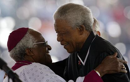 Tutu saluda al expresidente Nelson Mandela el 17 de mayo de 2003, en el homenaje al que fuese su amigo Walter Sisulu, líder histórico del Congreso Nacional Africano y activista contra el 'apartheid'.