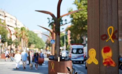 Llaços grocs al barri de Sants de Barcelona la setmana passada.