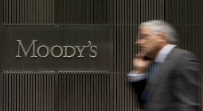 Un hombre pasa frente a la sede de Moody's en Nueva York