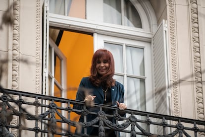 La expresidenta de Argentina Cristina Kirchner se asoma al balcón de su casa para saludar a sus simpatizantes, el 13 de junio 2025. 