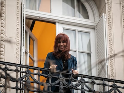 La expresidenta de Argentina Cristina Kirchner se asoma al balcón de su casa para saludar a sus simpatizantes, el 13 de junio 2025.