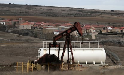 Uno de los pozos de petróleo ya clausurados, al fondo la localidad de Sargentes de la Lora.