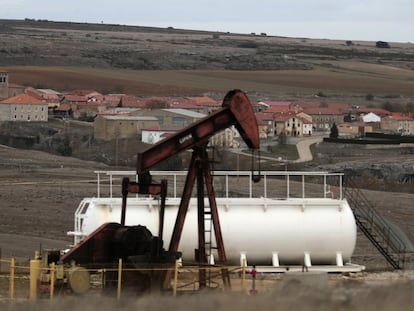 Uno de los pozos de petróleo ya clausurados, al fondo la localidad de Sargentes de la Lora.