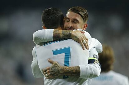 Cristiano Ronaldo e Sergio Ramos comemoram gol do Real Madrid.