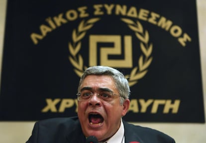 El líder de extrema derecha Aurora Dorada Nikos Mijaloliakos, en una imagen de archivo, habla en una conferencia de prensa en Atenas.