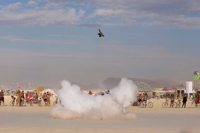 Un yunque es lanzado al aire con explosivos en el festival Burning Man, en el desierto Black Rock de Nevada (EE UU).