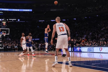 Stephen Curry, en el momento de lanzar el triple con el que empató el récord de Ray Allen durante el partido Knicks-Warriors.