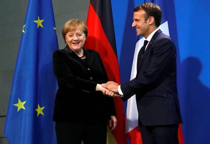 El presidente francés, Emmanuel Macron, y la canciller alemana, Angela Merkel, el domingo en Berlín.