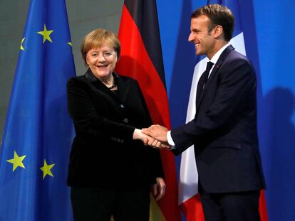 El presidente francés, Emmanuel Macron, y la canciller alemana, Angela Merkel, el domingo en Berlín.