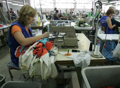 Trabajadoras de la empresa textil Ferrys en la localidad de Canals (Valencia).