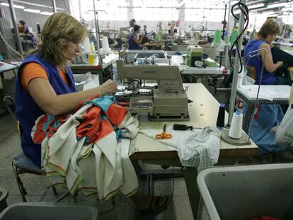 Trabajadoras de la empresa textil Ferrys en la localidad de Canals (Valencia).