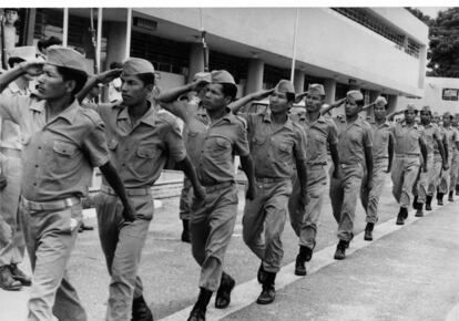 A ditadura militar também usou os próprios indígenas para promover a perseguição aos índios brasileiros. "Queirós Campos [primeiro presidente da Funai] pôs em prática uma controversa Guarda Rural Indígena, a Grin, e abriu espaço para a abertura de um 'reformatório' indígena, um eufemismo para prisão", relata o jornalista no livro. Os índios recebiam treinamento militar e, em 2012, surgiu a evidência de que também recebiam aulas de tortura. "Imagens feitas pelo documentarista Jesco von Puttkamer, de 5 de fevereiro de 1970, mostram dois índios da Grin carregando, durante uma parada militar, um índio pendurado em um pau de arara", conta Valente.