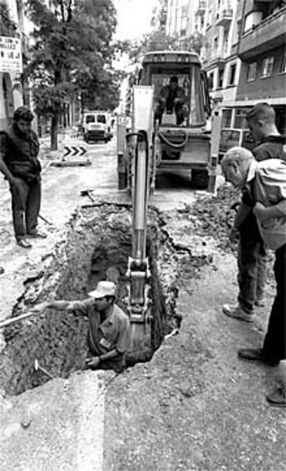 Reparación de la rotura de una tubería en la calle de Hermosilla en 1999.