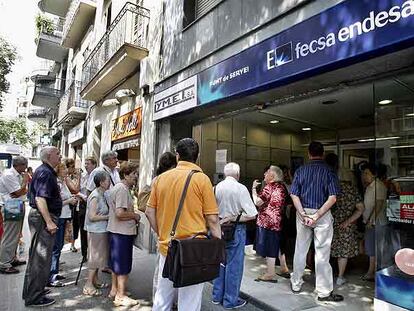 Cola de clientes de Fecsa-Endesa ayer en una de las oficinas de la compañía en Barcelona.
