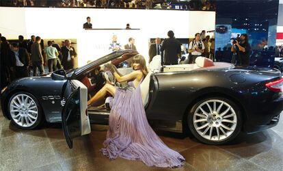 Una modelo posa en el Maserati cabrio.