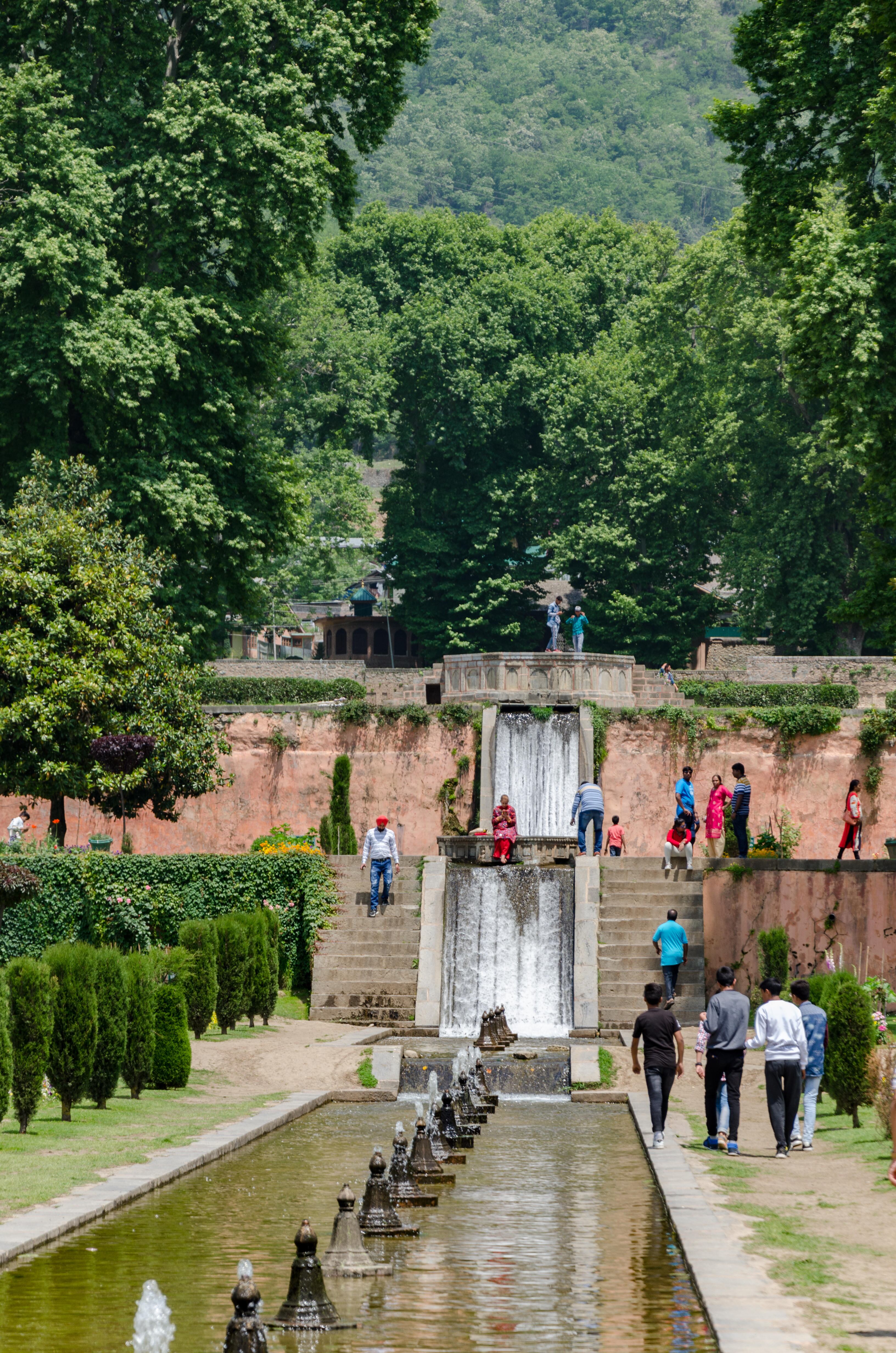 Visitantes en Nishat Bagh, en Srinagar (India).