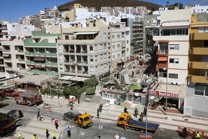 Además de la fallecida, hay siete personas que han resultado heridas —una de ellas de carácter grave— y otros nueve que permanecen sin localizar en Tenerife tras el derrumbe de un bloque de viviendas este jueves por la mañana en Los Cristianos, en la localidad tinerfeña de Arona.