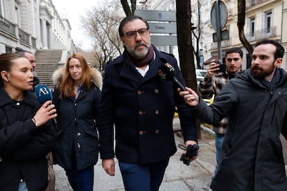 Joseba, hermano de Koldo Garca, a su llegada a la sede del Tribunal Supremo.